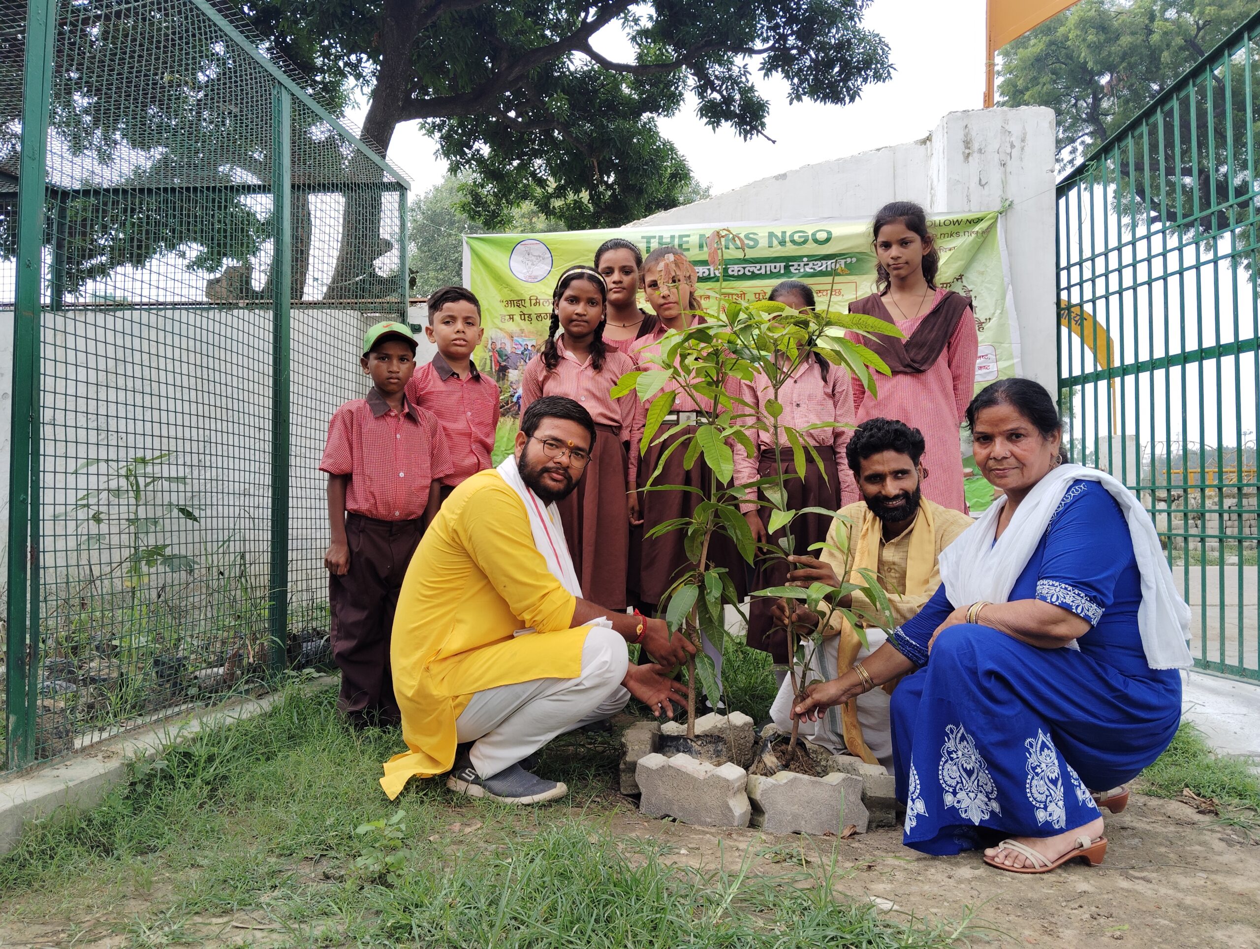 tree-plantation-with-school-kids